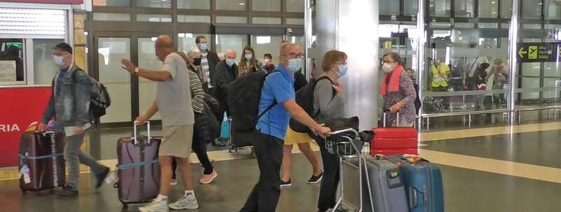 Turistas a su llegada al Aeropuerto de Gran Canaria/Acfi Press.